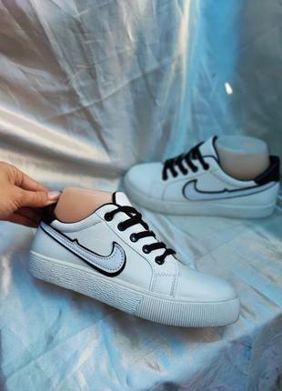 Подростковые белые кроссовки в стиле известного бренда nike2 фото