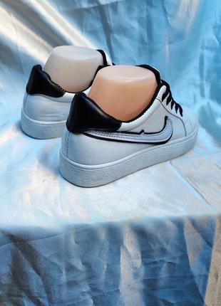 Подростковые белые кроссовки в стиле известного бренда nike7 фото
