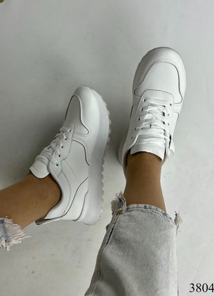 Белые кожаные кроссовки