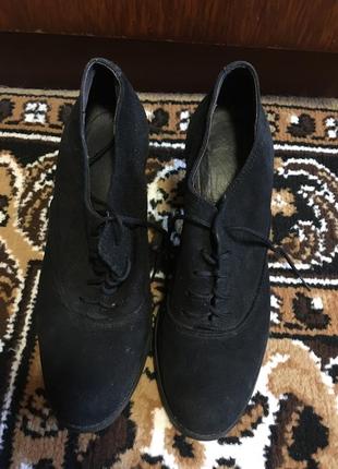 Черные осенние ботинки на каблуке