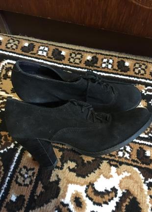 Черные осенние ботинки на каблуке2 фото
