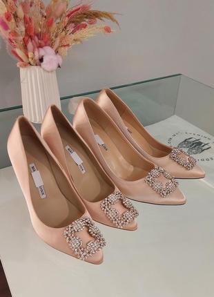 Свадебные атласные туфли беж для невесты blahnik