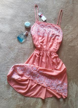 Легкое нежное женственное персиковое платье с белой вышивкой вискоза
