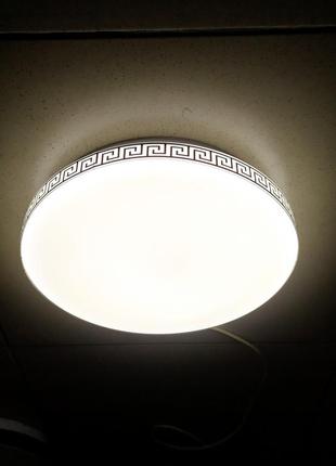 Небольшая светодиодная люстра светильник --- возможен монтаж на стену как бра