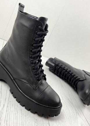 Черные кожаные зимние женские ботинки на шнуровке