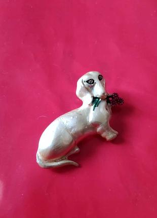 Брошка собака пес такса з квітами в зубах