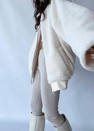 Бомбер из меха оверсайз укороченный со спущенным плечом на синтепоне куртка белая барашек кофта тепла на молнии стильный трендовый2 фото