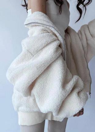 Бомбер из меха оверсайз укороченный со спущенным плечом на синтепоне куртка белая барашек кофта тепла на молнии стильный трендовый6 фото
