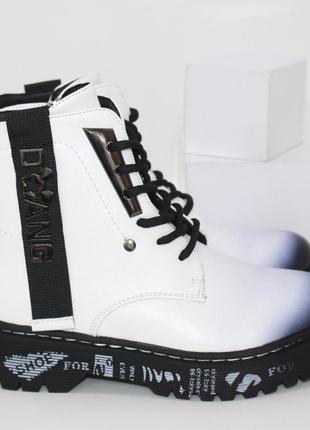 Белые модные осенние ботинки для девочек на молнии с черным носком3 фото