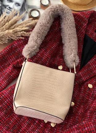 Очаровательная сумочка с меховым ремешком3 фото