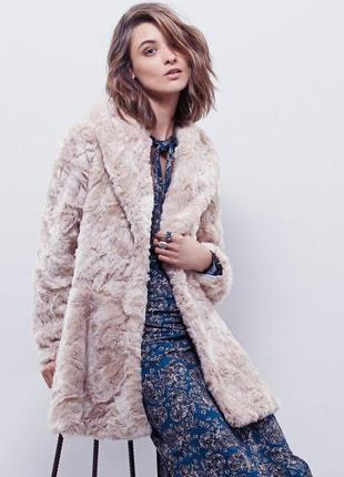 Легкая уютная шубка пальто шампань песок