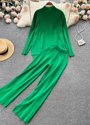 Стильный зеленый и теплый базовый костюм с ангорой весна осень 2023
