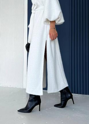 Пушистое теплое платье с поясом длинное молочное с разрезом8 фото