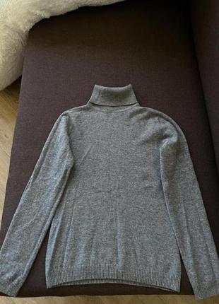 Шерстяной серый свитер с горлом