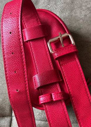 Поясная сумочка guess в трендовом красном цвете4 фото
