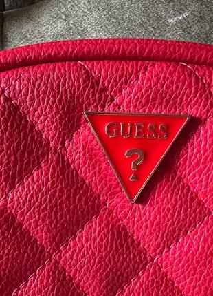 Поясна сумочка guess в трендовому червоному кольорі5 фото