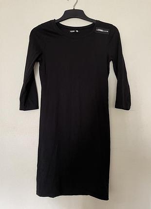 Короткое черное платье