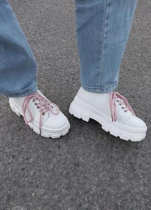 Актуальні білі жіночі кросівки на осінь світлі жіночі кросівки на високій підошві6 фото