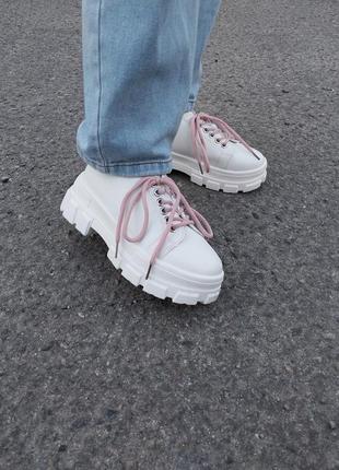 Актуальні білосніжні жіночі кросівки платформа осінні жіночі кросівки на тракторній підошві молодіжні жіночі кросівки еко-шкіра