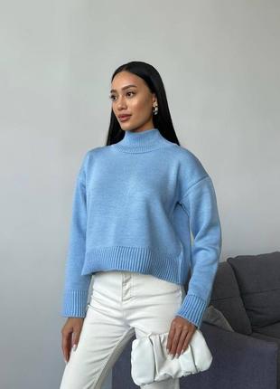 Яркий лаконичный свитер станет любимой вещью в повседневном гардеробе этого сезона