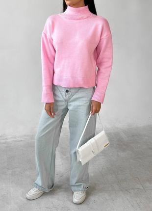 Яркий лаконичный свитер станет любимой вещью в повседневном гардеробе этого сезона3 фото