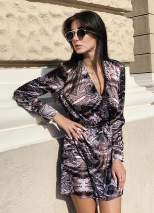 Стильное трендовое короткое шелковое платье со змеиным принтом питон8 фото