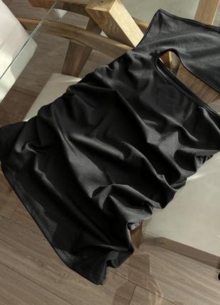 Короткое черное платье на один рукав и вырезом на талии2 фото