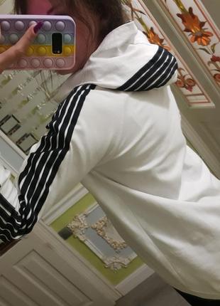 Удлиненная кофта худи белоснежное с лампасами и капюшоном в спортивном стиле бойфренд7 фото