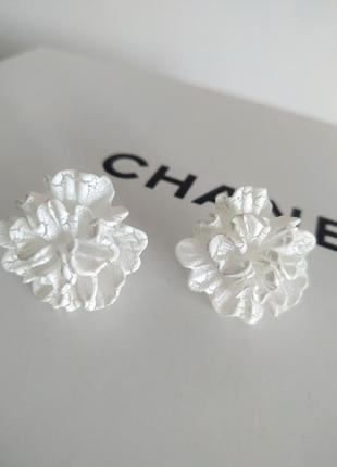 Сережки квіти білі об'ємні кульчики пусети акрилові квітка4 фото