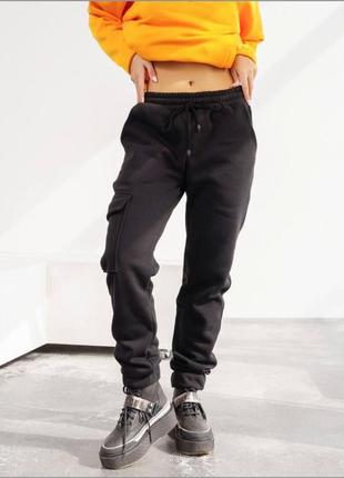 Спортивные женские штаны джоггеры на высокой посадке с карманами на флисе качественные, стильные теплые черные