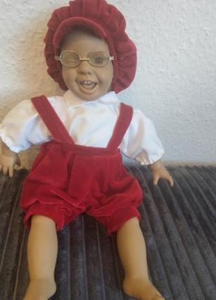 Характерный, подмигивающий мальчуган в очках arias испания.2 фото