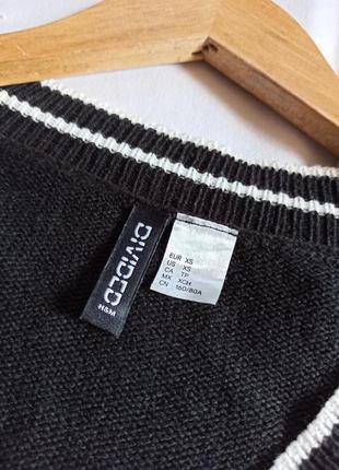 Черный базовый свитер с треугольным декольте и белыми вставками6 фото