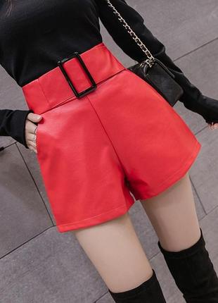 Жіночі шорти із завищеною талією і пряжкою зі шкірозамінника червоні4 фото