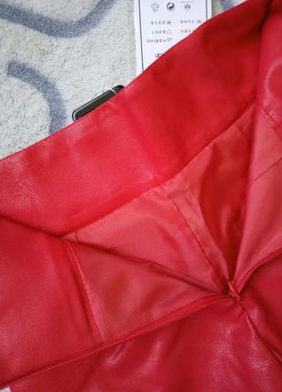 Жіночі шорти із завищеною талією і пряжкою зі шкірозамінника червоні3 фото
