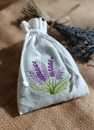 Ароматический мешочек с вышивкой наполнен цветами лаванды.4 фото