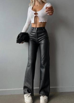 Женские черные матовые трендовые кожаные брюки свободного кроя 20231 фото