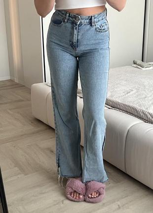 Джинси з потороченим низом