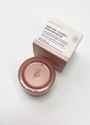 Омолаживающий освещающий увлажняющий крем для лица biossance squalane + vitamin c rose brightening moisturizer, 15 ml2 фото