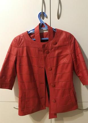 Шкіряний піджак під вітряну осінню погоду