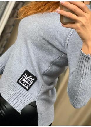 Модний светр з v-подібним вирізом2 фото