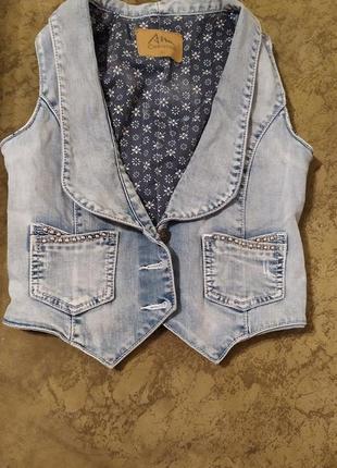 Стильная джинсовая жилетка