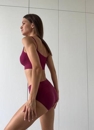 Комплект нижньої білизни топ та стрінги