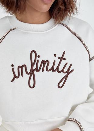 Короткий утепленный свитшот с вышитой надписью infinity2 фото