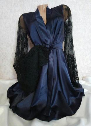 Изысканный атласный халат с кружевными рукавами темно-синий5 фото