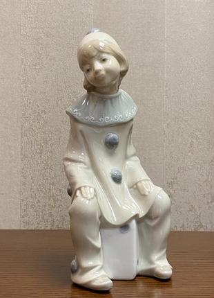 Фарфоровая статуэтка lladro «девочка-клоун с кубиком».1 фото