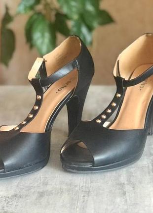 Туфлі на підборах