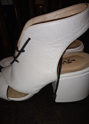 Босоніжки білі, довжина стельки 24см,фірмові tucino