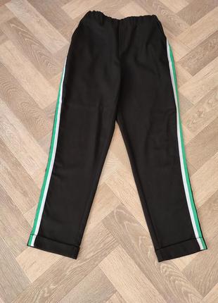 New look черные брюки на резинке с лампасами10 фото