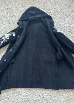 Стильний жіночий плащ пальто з принтом на рукавах4 фото