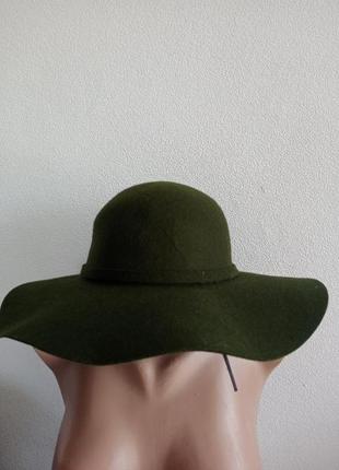 Красивая шляпа болотно-зеленого цвета